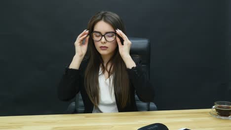 hermosa mujer de negocios con gafas en la oficina