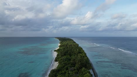 Exuberante-Banco-De-Arena-Largo-En-Medio-Del-Océano-Índico-En-Dhigurah,-Maldivas,-Aéreo