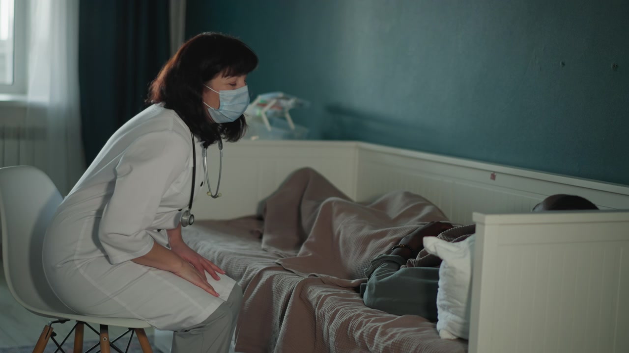 Il medico visita il paziente. Un professionista medico esamina il paziente a riposo. Un operatore sanitario valuta tranquillamente un individuo che dorme. Un'infermiera o un medico valuta il paziente che giace pacificamente a letto.