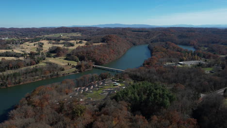vista aérea del parque estatal warriors path, tennessee, ee.uu., puente sobre el lago y el paisaje en la temporada de otoño, tiro con drones