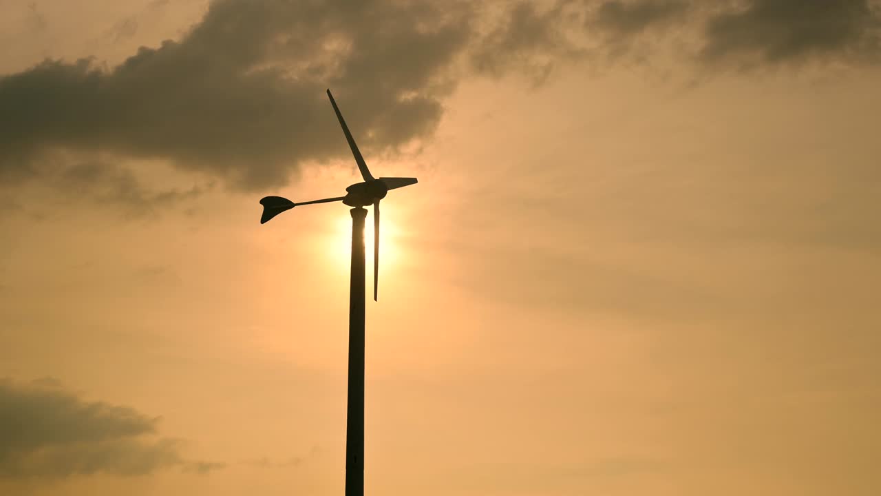 해가 지는 태국에서 풍력 터빈의 실루 - 산업 비즈니스를 위한 전력
