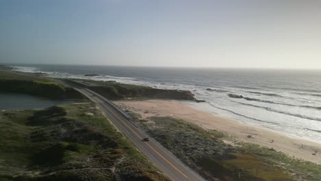 Luftaufnahmen-Von-Drohnen-über-Dem-Pescadero-State-Beach-Von-Der-Halbinsel-Im-Norden-Kaliforniens