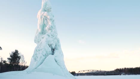 Iceberg-Alto-Dentro-De-Una-Pequeña-Ciudad-En-El-Norte-De-Suecia,-Toma-Panorámica-Amplia-Durante-El-Arroz-Solar