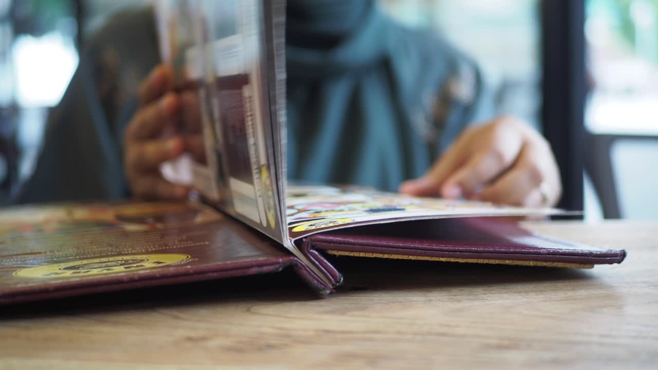 mujer leyendo un menú de restaurante