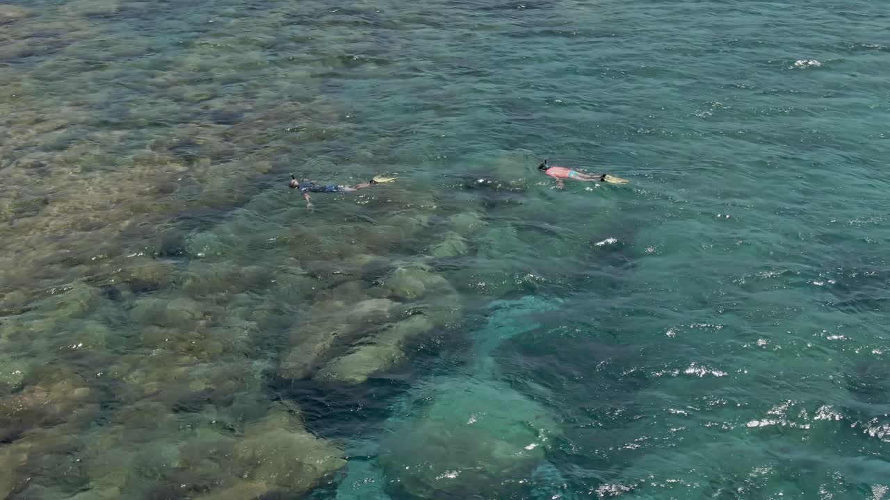 buzos cerca de la playa de falasarna en la isla de creta, vista aérea