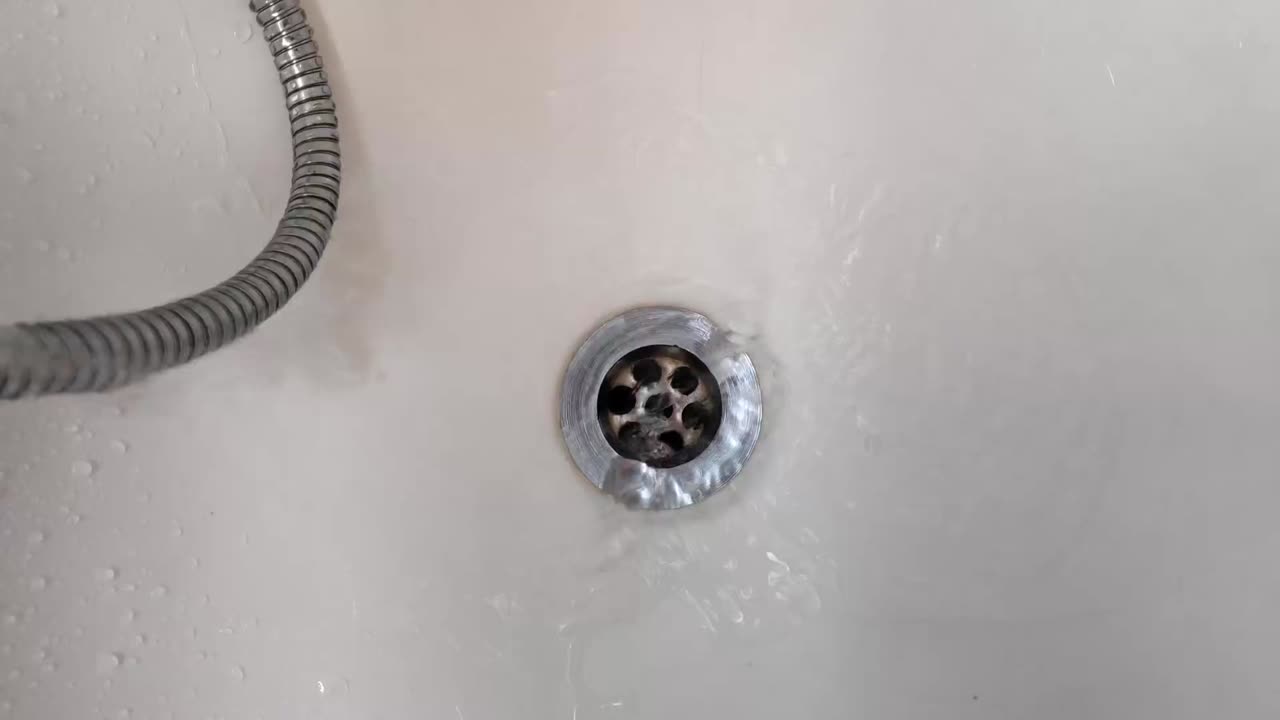 욕조 배수구에 물이 정상 속도로 흐르고 있습니다.