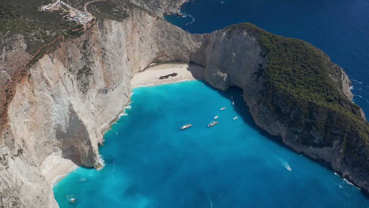 naufragio del barco mv panagiotis en la playa de arena de navagio en zakynthos, grecia