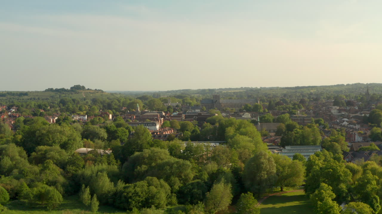 Nedstigende droneoptagelse over byen Winchester, Storbritannien