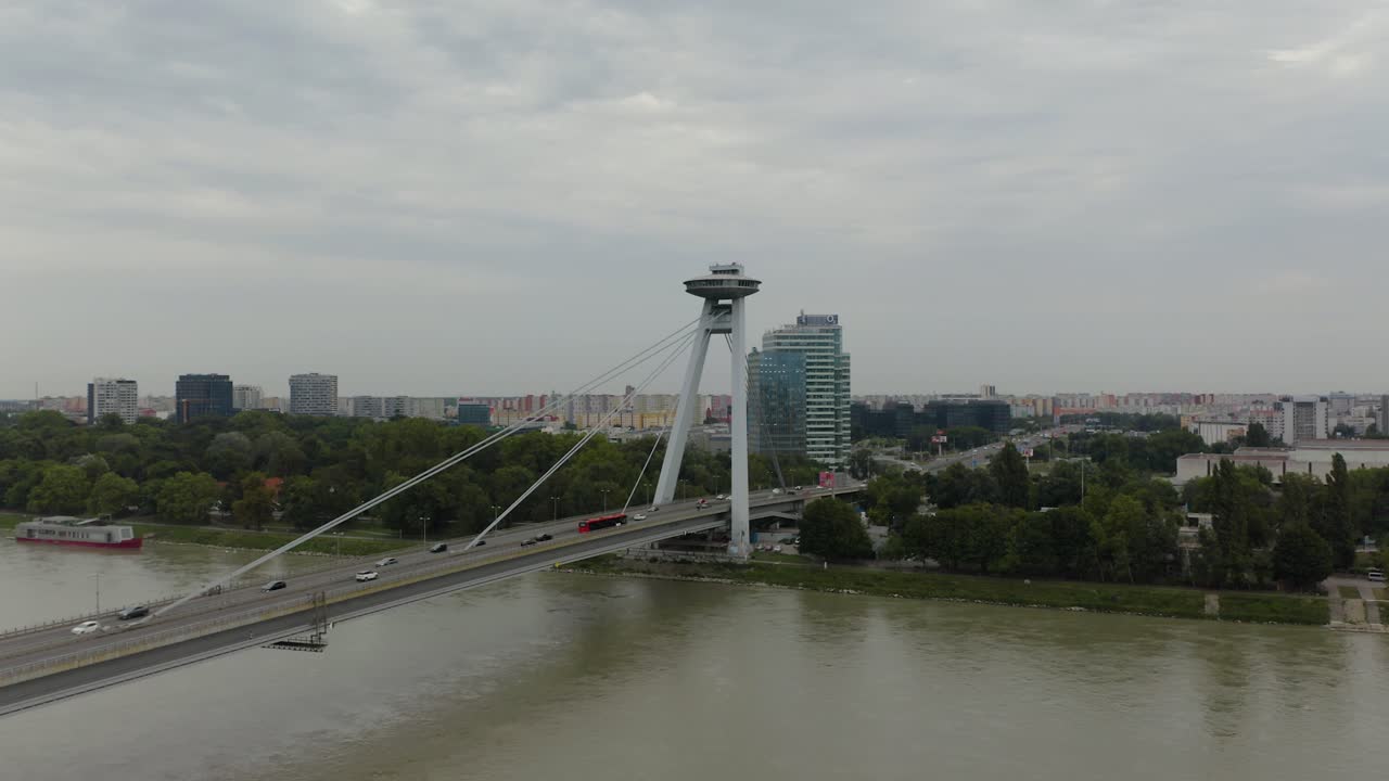 toma aérea de drones del puente, torre de vigilancia ovni, restaurante en bratislava, eslovaquia