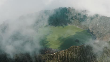 Dampf--Und-Gasöffnungen-Des-Aktiven-Vulkankraters-El-Chichonal-In-Chiapas,-Mexiko---Drohnenaufnahme-Aus-Der-Luft