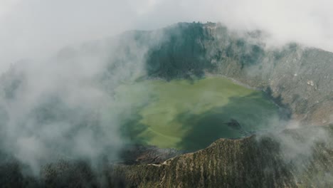 respiraderos de vapor y gas del cráter volcánico activo el chichonal en chiapas, méxico - toma aérea de drones
