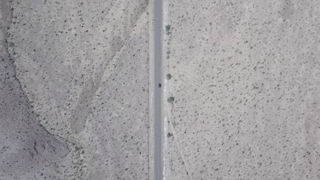 toma aérea de un vehículo que viaja por la ruta 66