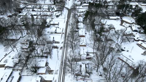 Inclinación-Del-Tráfico-En-Caminos-Nevados-A-La-Costa-Del-Lago-Michigan.