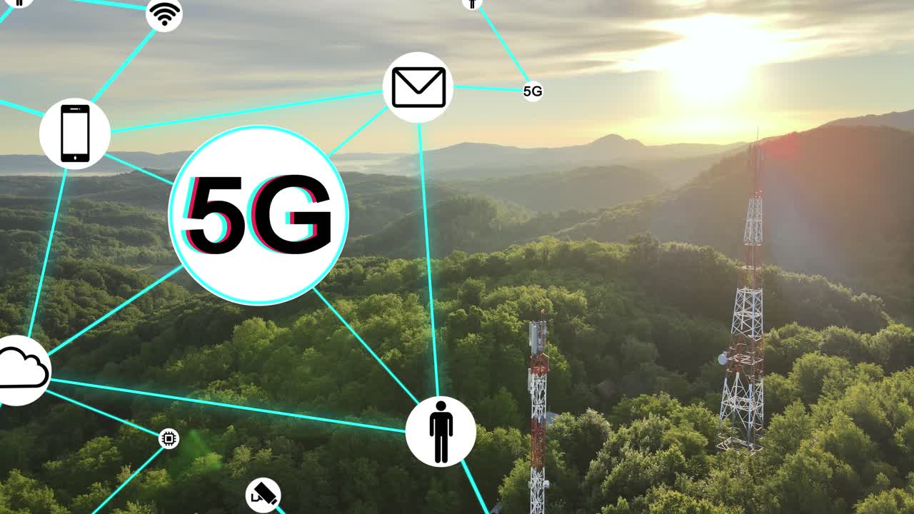 avión no tripulado en movimiento hacia atrás disparado sobre torres de transmisión de telecomunicaciones que emiten animación gráfica de movimiento durante la noche