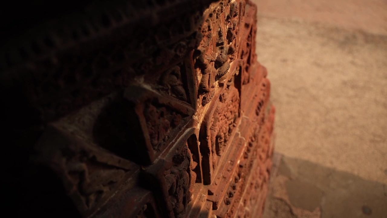 Il Tempio Madanmohan a Bishnupur è uno dei monumenti architettonici dell'arte in terracotta. Animali, Uccelli, Zaffiro Nero, 10 Avatar e altre storie mitologiche sono raffigurati nell'architettura.