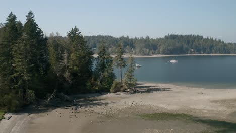 Die-Wunderbare-Aussicht-Im-Penrose-State-Park-Washington-Mit-Einem-Weiten,-Ruhigen-Wasser,-Umgeben-Von-Grünen-Bäumen-Und-Einer-Vielzahl-Von-Pflanzen-–-Weitwinkelaufnahme