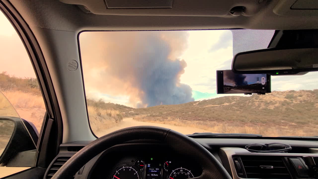 vehículo de emergencia corriendo hacia los incendios forestales de california pov