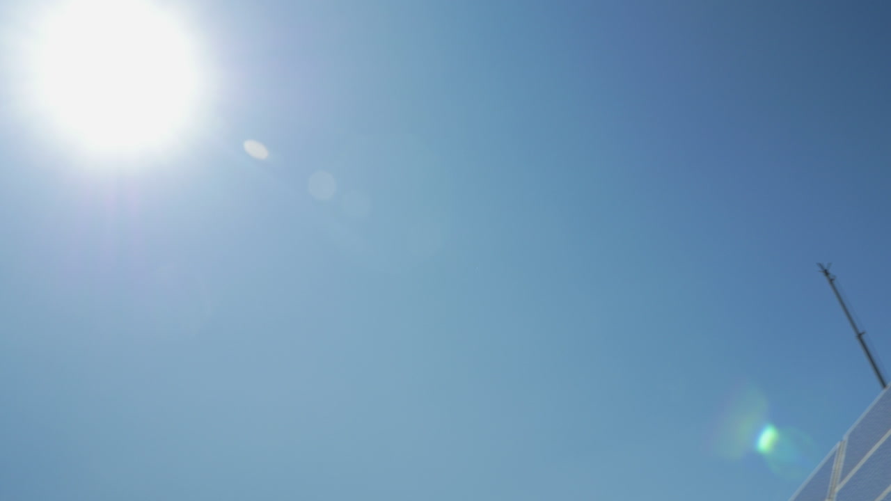 은 파란 하늘과 밝은 빛 대체 에너지원 - 태양 패널