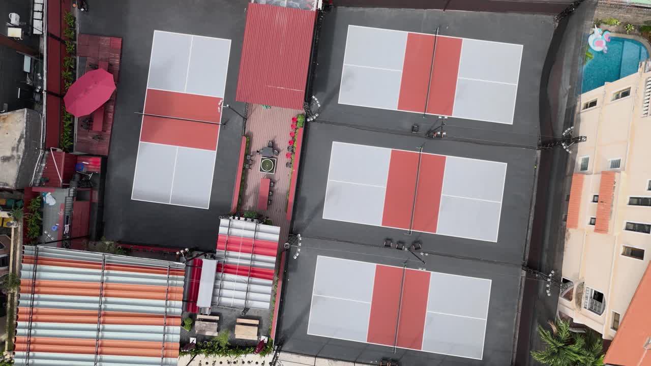 pickleball canchas vista aérea en un día soleado. pickleball en un deporte popular y actividad social. vista de arriba hacia abajo con varios movimientos de la cámara