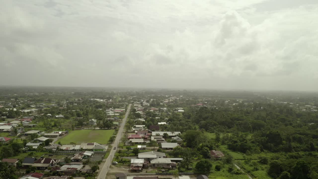 인도네시아 자바의 외딴 마을 마을, 흐린 날, 공중 상승 전망