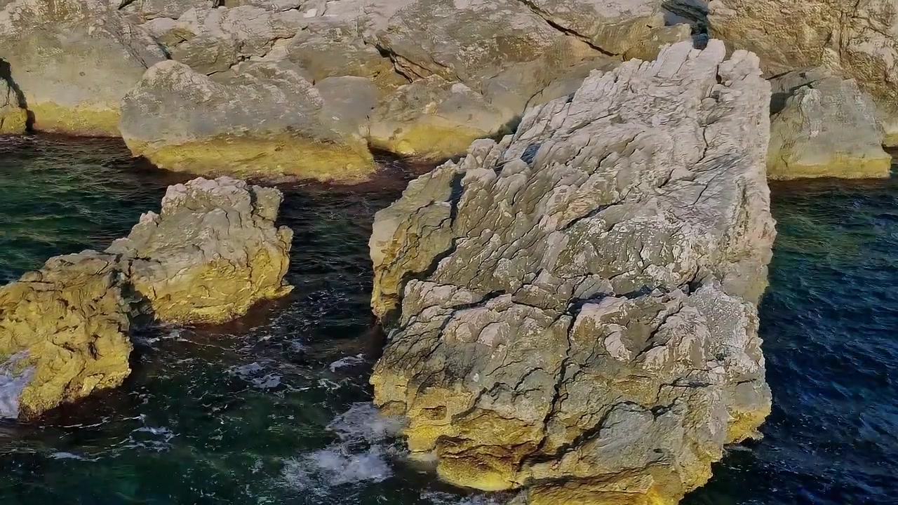 Esplorando coste rocciose e acqua cristallina in Albania dall'alto