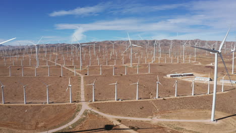 Die-Kamera-Driftet-Rückwärts-Und-Kippt-Gleichzeitig-Nach-Oben,-Um-Den-Solarpark-Zu-Enthüllen