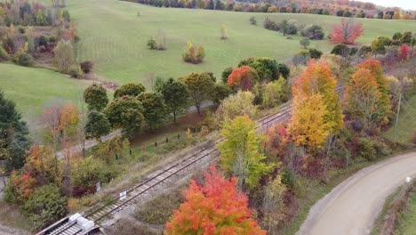 Autumn-landscape-in-countryside-near-railway,-Caledon,-Canada