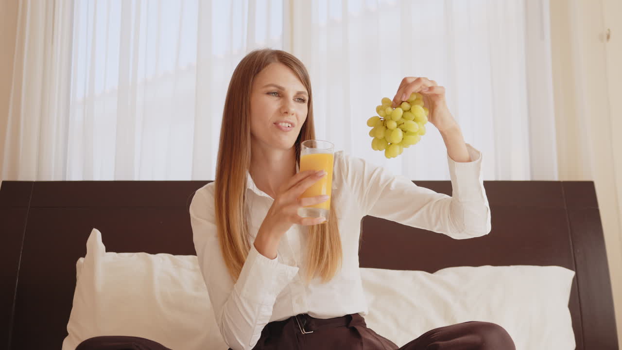 침대에서 아침 식사를 즐기는 여자