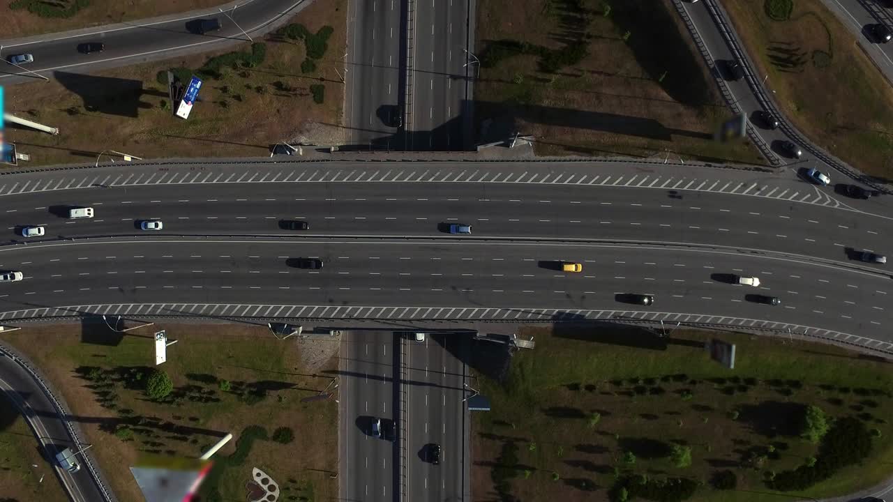 Traffico di auto in autostrada. Vista aerea di un'auto che si muove su uno svincolo autostradale.