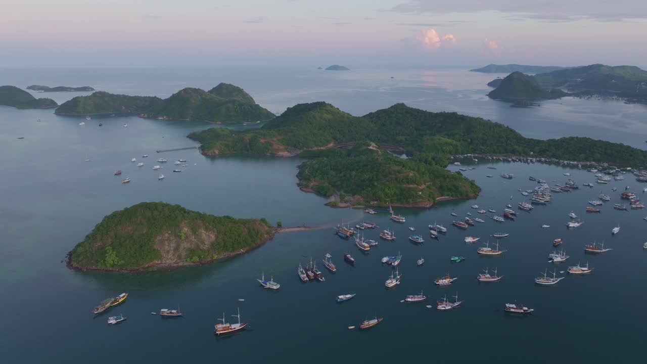 Thuyền xếp hàng trong cảnh cảng bình minh, Labuan Bajo, Flores, Indonesia