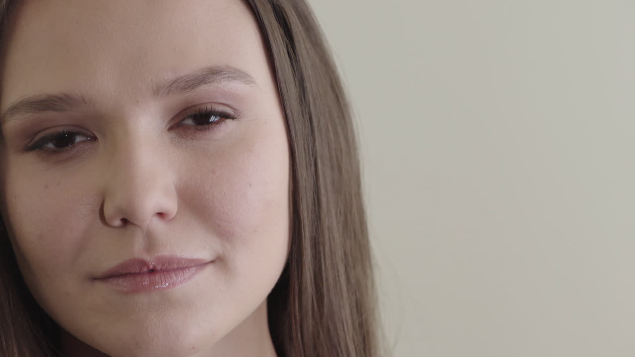 retrato de cerca hermosa joven mujer caucásica sonriendo mujer tranquila saludable piel perfecta belleza femenina copia espacio fondo
