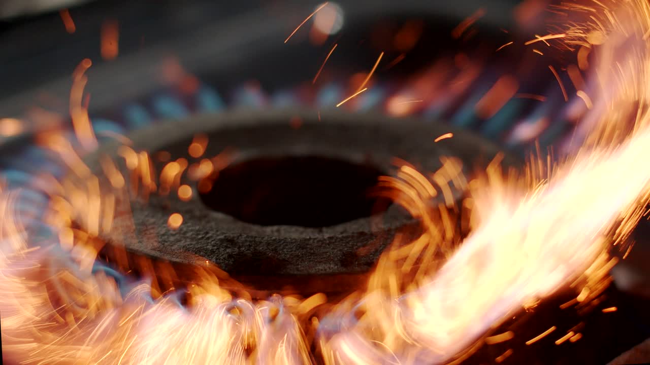 газовая плита с горящим пламенем