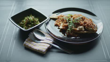 Presentando-Un-Plato-Sencillo-Con-Cobertura-De-Comida-Tradicional