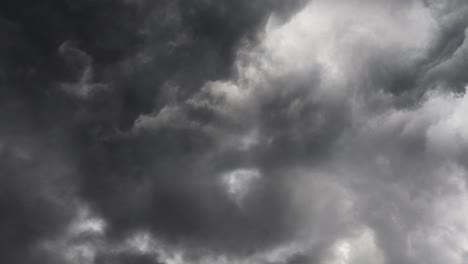 Blick-Auf-Den-Gewittersturm-über-Den-Wolken-Am-Dunklen-Himmel