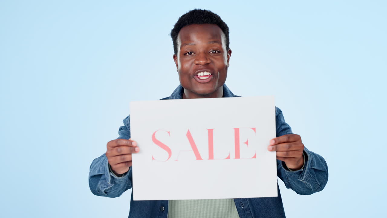 Marketing, poster en uitverkoop met een zwarte man