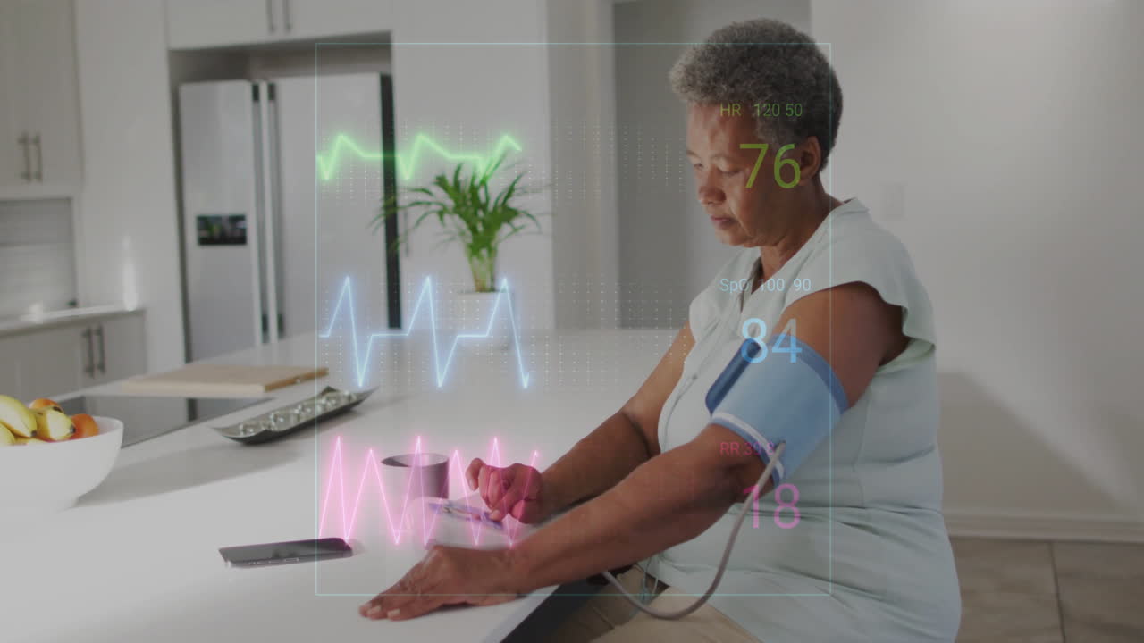 Animazione di elaborazione dati e cardiografi su una donna anziana birazziale che le misura la pressione.