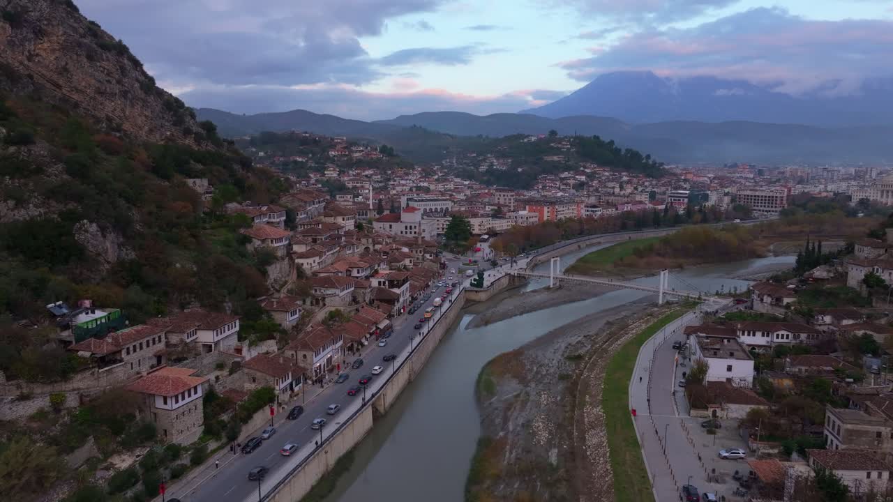 Vista aérea del casco antiguo de Berat con edificios de piedra y el río Osum, Albania