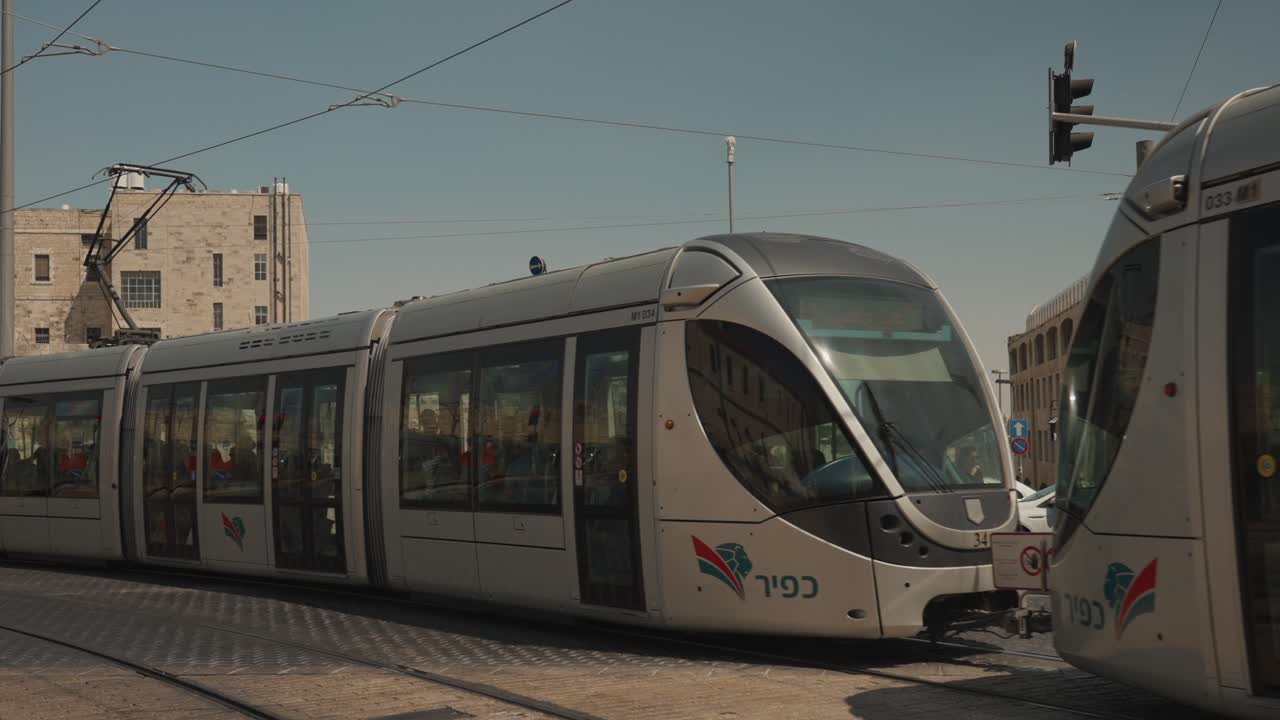 관광객을 위한 현대적인 교통수단을 갖춘 이스라엘 예루살렘의 구시가지를 통과하는 경전철