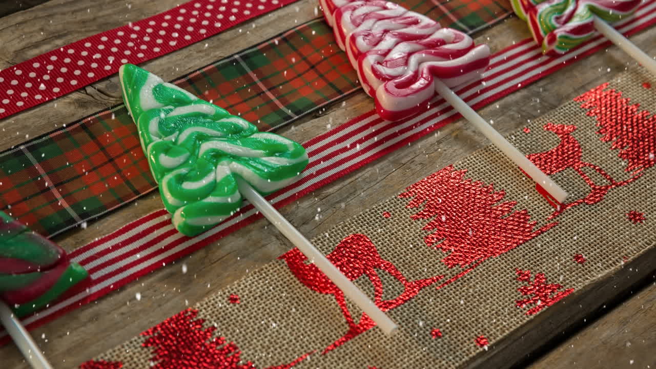 nieve cayendo con decoraciones de árbol de navidad