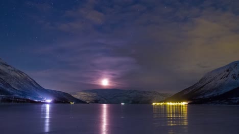 Viendo-La-Puesta-De-Luna,-Cerca-Del-Lago-Congelado