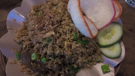 Nasi-Goreng-Sapi-Oder-Gebratener-Rindfleischreis-Auf-Einem-Teller,-Traditionelle-Indonesische-Küche-Aus-Nächster-Nähe