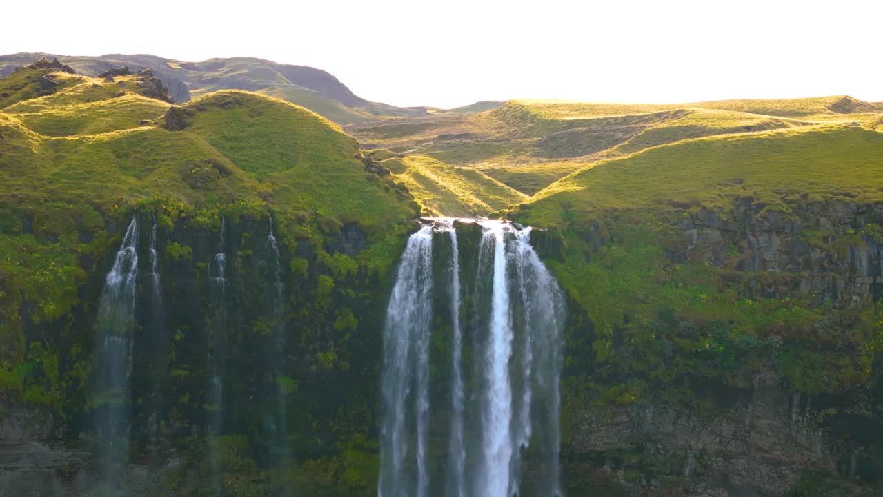 impresionantes cascadas naturales que descienden de imponentes formaciones rocosas volcánicas