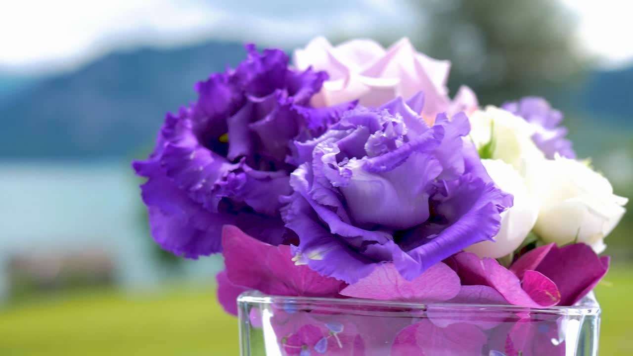 고대 로마 조각품 옆에 있는 스위스 결혼식의 꽃