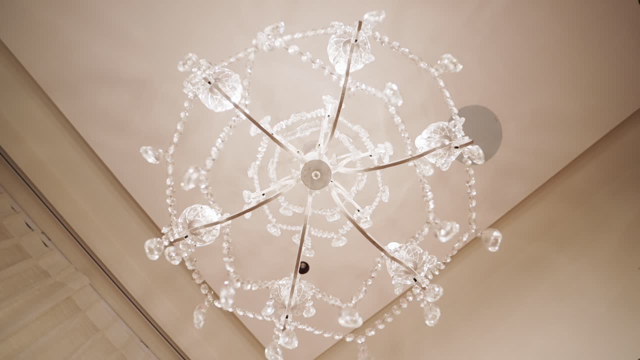 천장에 매달린 크리스탈 센트 들리어