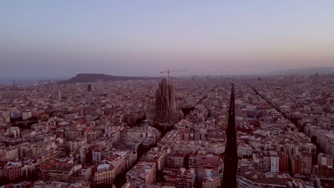 Un-Drone-Aéreo-Cinematográfico-De-La-Sagrada-Familia-Y-El-Horizonte-De-La-Ciudad-De-Barcelona