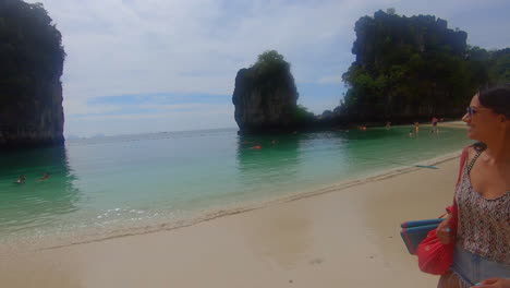 Zeitlupe-|-Indisches-Mädchen,-Das-Am-Strand-In-Thailand-Spazieren-Geht-Und-Lächelt---Die-Landschaft-Einnimmt-1