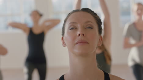 Retrato-De-Clase-De-Yoga-Hermosa-Mujer-Embarazada-Practicando-Pose-Guerrera-Disfrutando-De-Un-Estilo-De-Vida-Saludable-Haciendo-Ejercicio-En-El-Estudio-Al-Amanecer