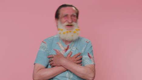 hombre alegre riendo en voz alta después de escuchar una anécdota ridícula, broma divertida, sintiéndose despreocupado divertido