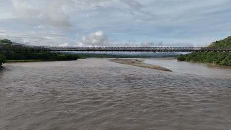 reveladora toma de drones del puente de occidente, puente histórico en colombia sobre el río cauca