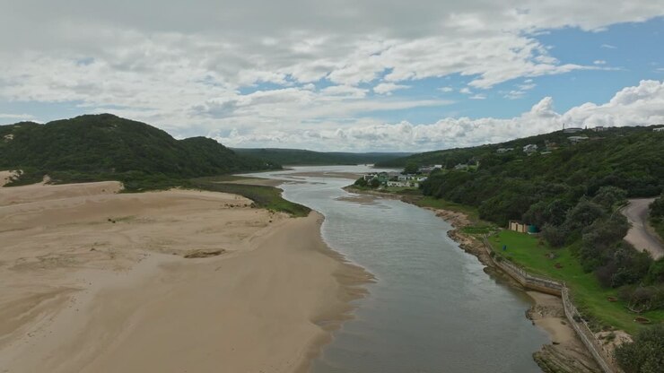 Ripresa con drone della foce di un fiume che sfocia nell'Oceano Indiano nel Capo Orientale.